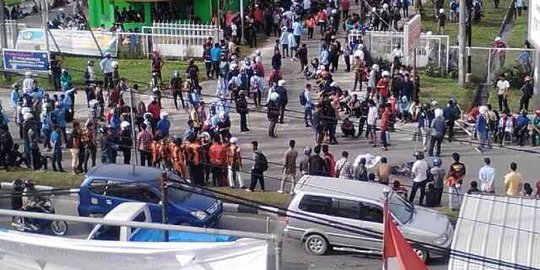 Tolak kedatangan Jokowi, mahasiswa pukuli mobil berisi polisi