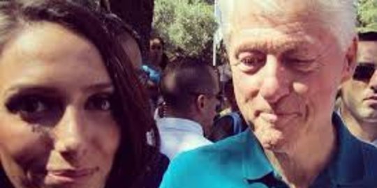 Diajak foto selfie, Bill Clinton tepergok tatap payudara wanita