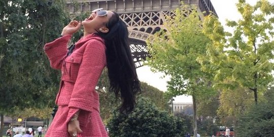 mundur cantik di paris rev2