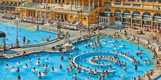 Langit biru di atas pemandian air panas Szechenyi