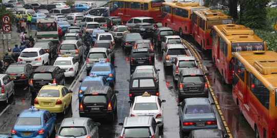 Diguyur hujan, Jakarta dikepung macet parah