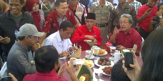 Di Jateng, Jokowi sempatkan makan ayam goreng sambel blondo