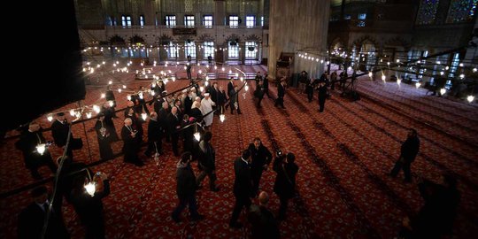 Paus Fransiskus mampir ke Masjid Biru di Istanbul