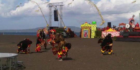 Menari di Pantai Boom, 3 mahasiswi asing sulit bergoyang