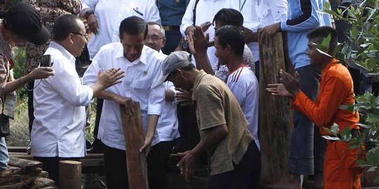 Cerita dan guyon Jokowi saat hadiahi petani sepeda