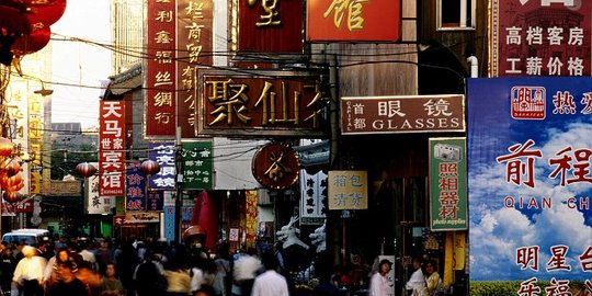 Coba baju jarang beli, toko di Beijing larang warga China masuk