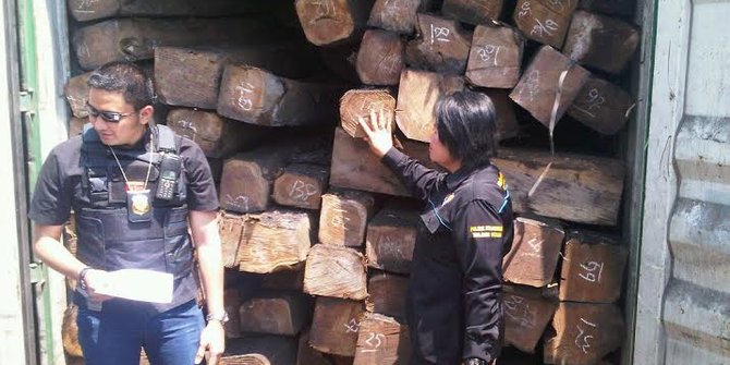 350 Orang cegat mobil polisi sandera truk  berisi kayu  