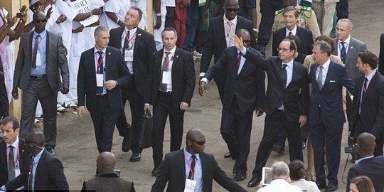 Hollande jadi pemimpin Barat pertama kunjungi negara wabah Ebola