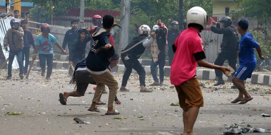 Suasana mencekam saat tawuran antar-warga di Manggarai pecah