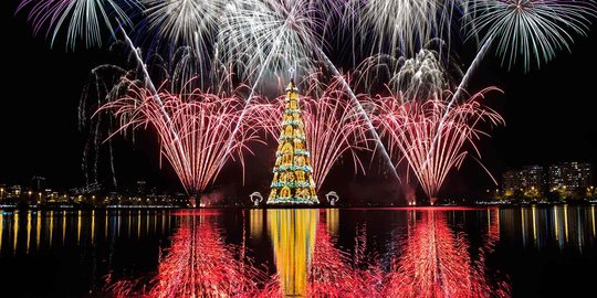 Mewahnya pohon Natal yang mengapung di laguna Rio de Janeiro