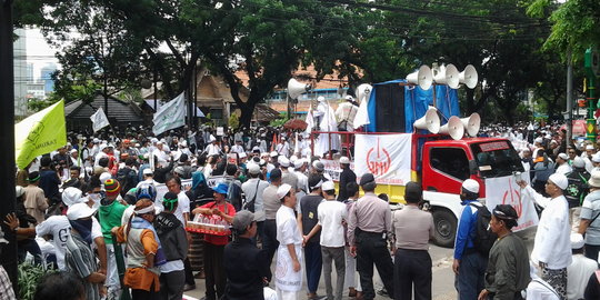 FPI lantik gubernur tandingan di depan Gedung DPRD DKI