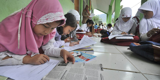 Nestapa murid SDN Tanjungsari ikuti ujian di lantai luar kelas