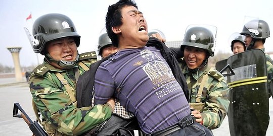 Polisi China bunuh 11 muslim Xinjiang