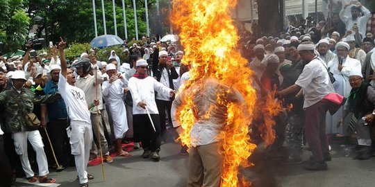 Massa FPI bakar boneka Ahok di depan Balai Kota