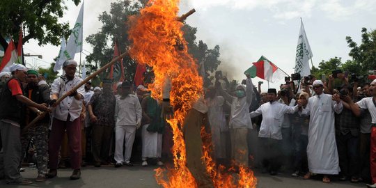 Aksi FPI bakar boneka Ahok di Balai Kota