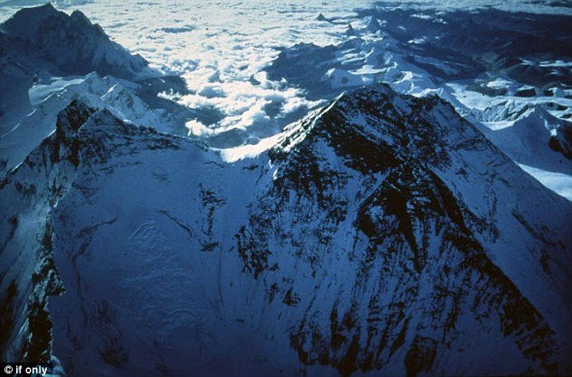 wisata balon udara di atas mount everest