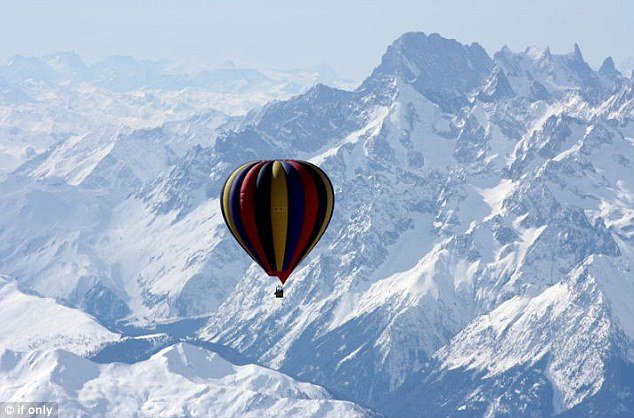 wisata balon udara di atas mount everest