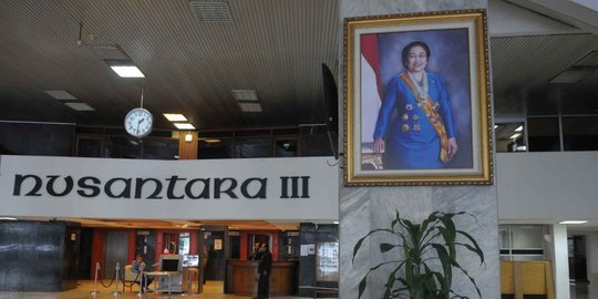 dpr tak juga pasang foto jokowi rev2