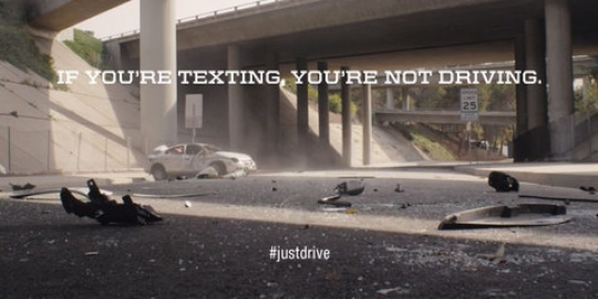 Penasaran kenapa dilarang main ponsel saat menyetir?