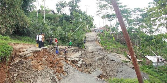 Curah hujan tinggi, jalan utama 5 desa di Banjarnegara longsor