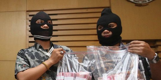 anggota tni al saat ciduk ketua dprd bangkalan rev3