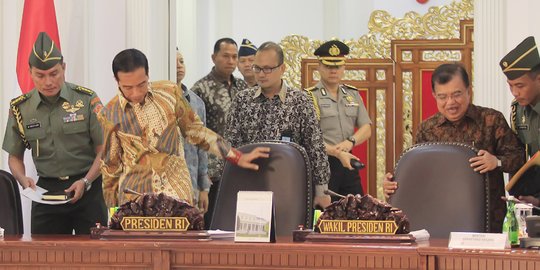 Gelar sidang kabinet, Jokowi bahas stok BBM dan birokrasi