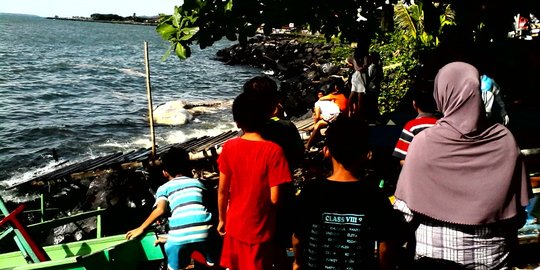 Bangkai paus putih 10 meter ditemukan di pantai Megamas Manado