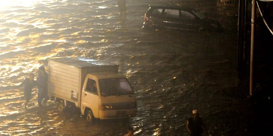 Diguyur hujan, jalan-jalan di Denpasar banjir