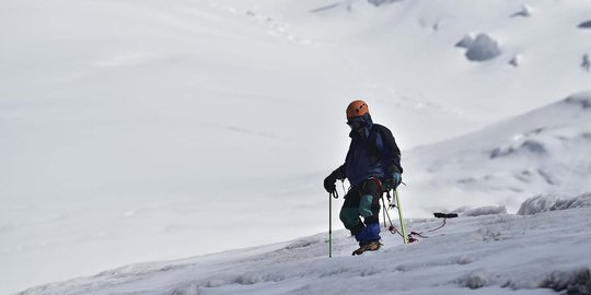 Ketegangan ekspedisi gletser di gunung berapi Antisana