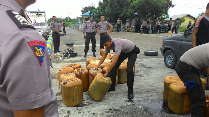 polisi air amankan 46 ton solar ilegal di aceh