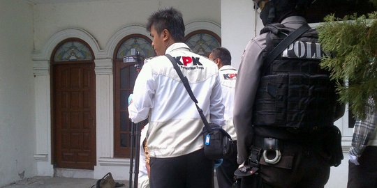 Fuad dicokok KPK, rumah di Surabaya ditinggal pergi para kacung