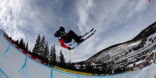 Aksi jungkir balik memukau para atlet di kejuaraan ski dunia