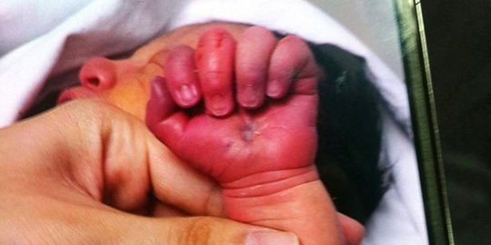 Baru melahirkan, ibu di China mau makan bayinya