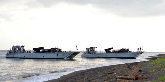 TNI AL ledakkan 3 kapal pencuri ikan dari Vietnam!