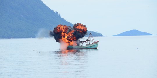 Ini momen kapal asing dihancurkan dengan senapan mesin