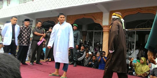 Masih satu keluarga, 7 penjudi di Aceh dihukum cambuk