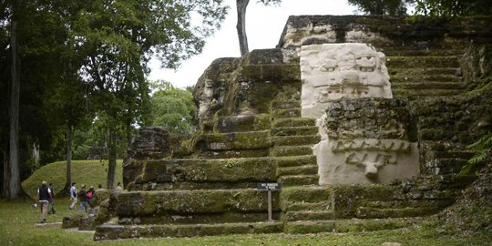 Menelusuri jejak Suku Maya di reruntuhan Candi Topeng