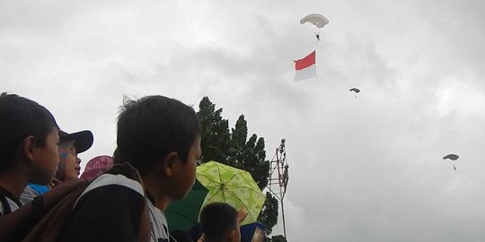 Manuver pesawat TNI AU menarik antusiasme warga Purbalingga