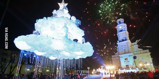 Keren, pohon natal di Kaunas tampak seperti awan berkilauan!