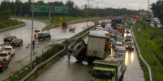 Kecelakaan beruntun terjadi di Tol Bintaro  merdeka.com