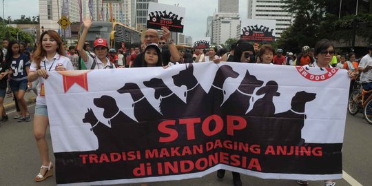 Aksi kampanye setop tradisi makan daging anjing di Bundaran HI