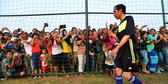 Di JSC Palembang, Jokowi diberi plakat olahraga atlet Malaysia