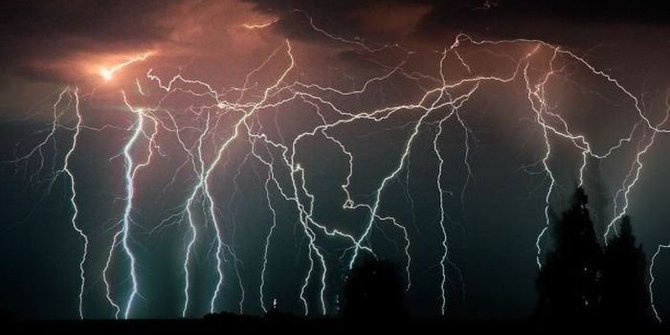 Download 9800 Koleksi Background Awan Petir Gratis Terbaik