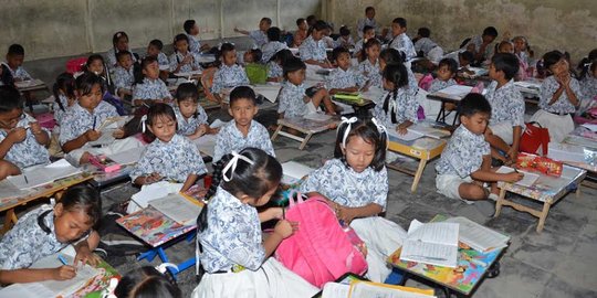 Gedung sekolah rusak, siswa SD Agam belajar di tempat darurat