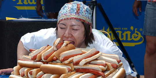 Competitive eating, olah raga unik yang mulai dilirik jadi karir