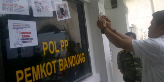 Pos Pol PP Bandung dilempar batu & ditempel stiker lecehkan Emil