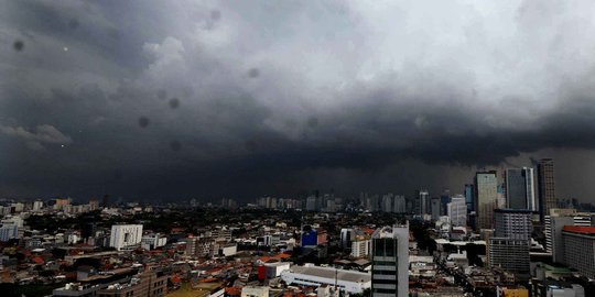 Fenomena gumpalan awan hitam hantui langit Ibu Kota