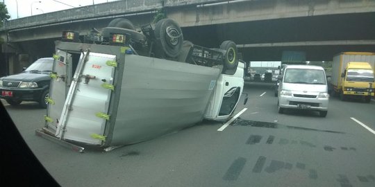 Truk box terbalik di Tol Jagorawi arah Bogor