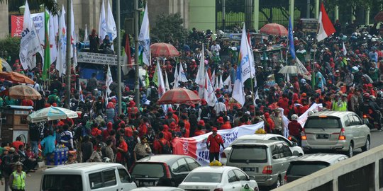 Buruh Tangerang demo UMK di akses masuk tol, lalu lintas macet