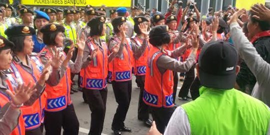 Cegah bentrok pendemo, ratusan polwan di Makassar joget dangdut | merdeka.com Cegah bentrok pendemo, ratusan polwan di Makassar joget dangdut | merdeka.com